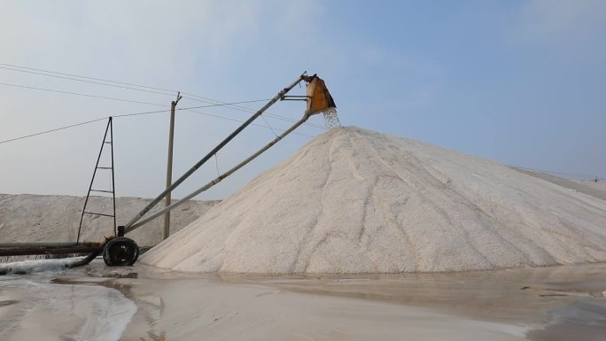 液压管路将海盐收集并堆放在结晶罐中