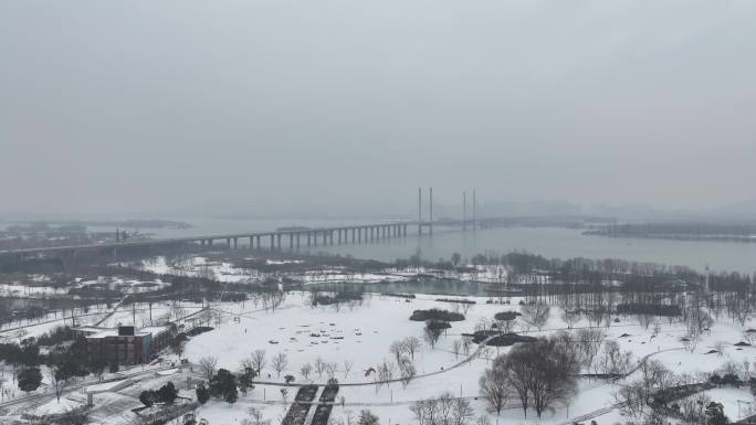 航拍襄阳汉江月亮湾湿地公园冬天雪景风光