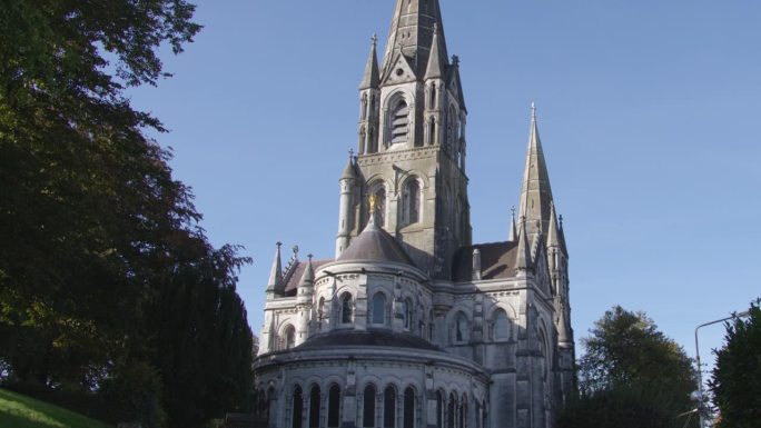 圣芬巴利大教堂的景色。爱尔兰科克市的哥特式复兴式三尖塔教堂。立面的背面。