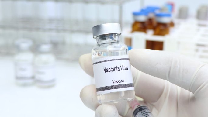 牛痘病毒疫苗装在小瓶中，用于免疫和治疗感染