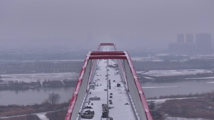 西安市10号公轨地铁车辆共用轨道大桥雪景