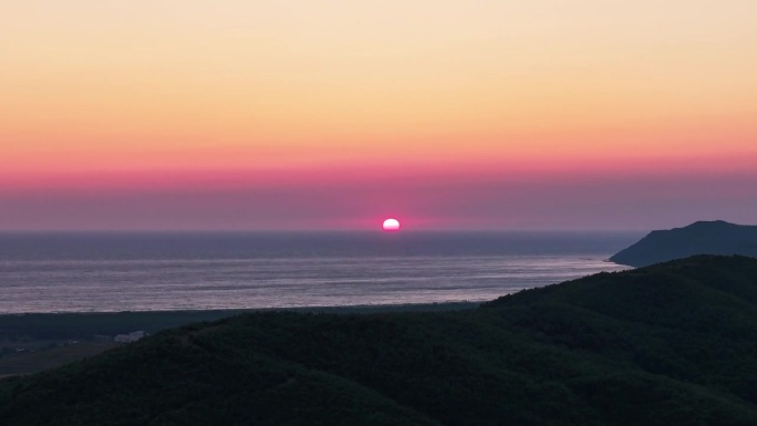 五彩的晚霞渐渐消逝，太阳消失在亚得里亚海的地平线下