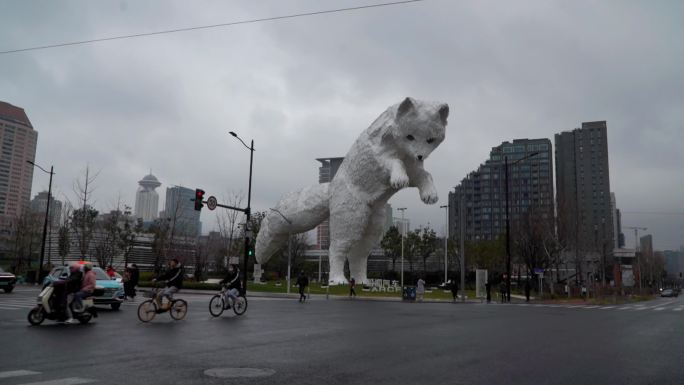 上海极狐雕塑 行人 街道延时摄影