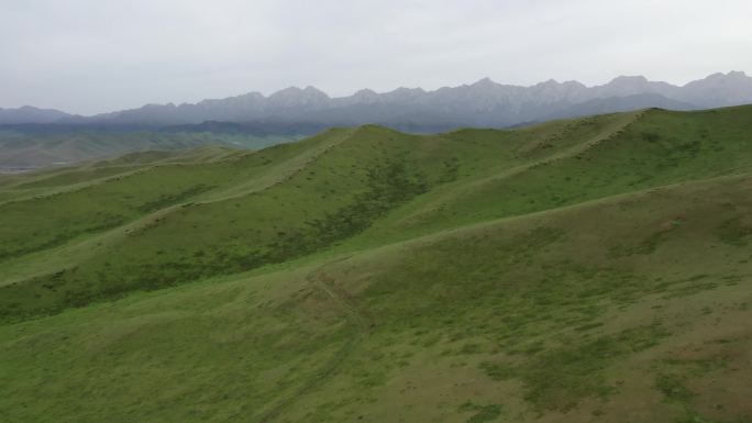 夏天航拍甘肃祁连山乌鞘岭超高清视频