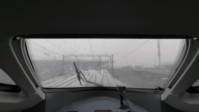 雪天高铁驾驶
