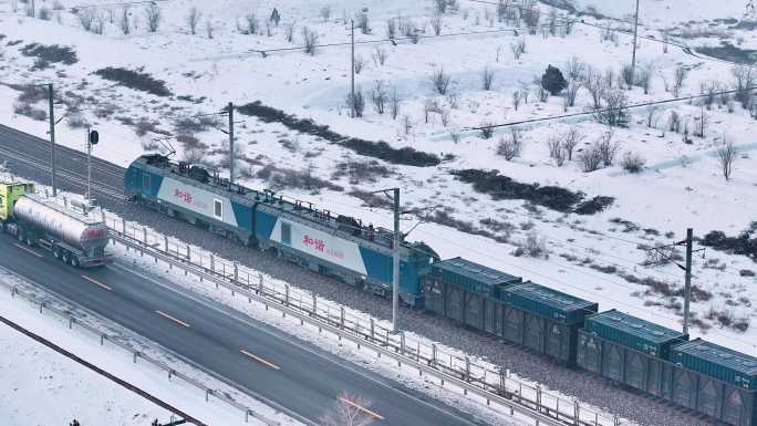 包兰铁路列车行驶在雪后沙漠