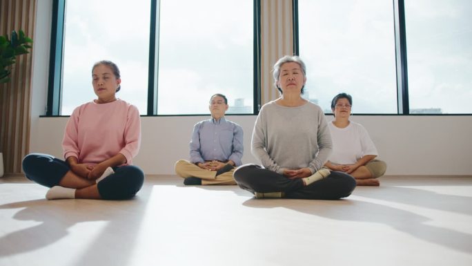 多种族人群在上瑜伽课