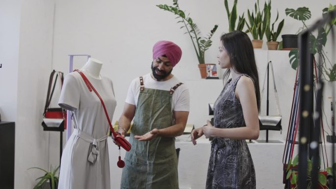 女顾客与印度店主讨论时尚选择