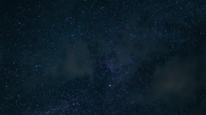 天文摄影英仙座流星雨和银河系50毫米北天空变焦内华达山脉美国加利福尼亚州的时间流逝
