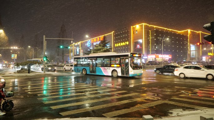 夜晚街道雪景 大雪堵车 城市暴雪 雪花飘