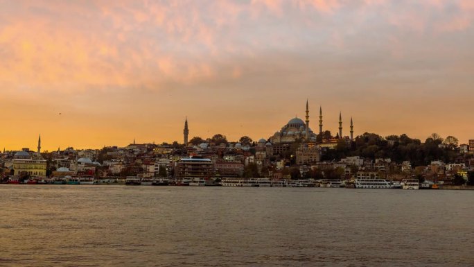 T/L伊斯坦布尔的云景交响曲:日落时分，<s:1>莱曼尼清真寺优雅地矗立在城市上空