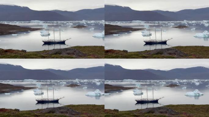 从Sorte Ø岛眺望冰山间的纵帆船。Scoresbysund,格陵兰岛。