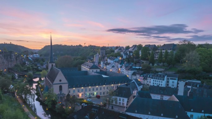 卢森堡大公国的延时4K，城市天际线日夜日出延时在卢森堡历史悠久的老城区沿着阿尔泽特河