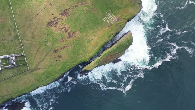 波涛汹涌的爱尔兰海岸线，标志着“ÉIRE”标志，环线头，滚动航拍