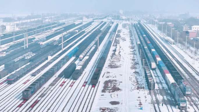 雪后铁路列车冰封雪景