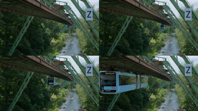 大约在2022年，德国伍珀塔尔。伍珀塔尔悬挂铁路前的一列火车。