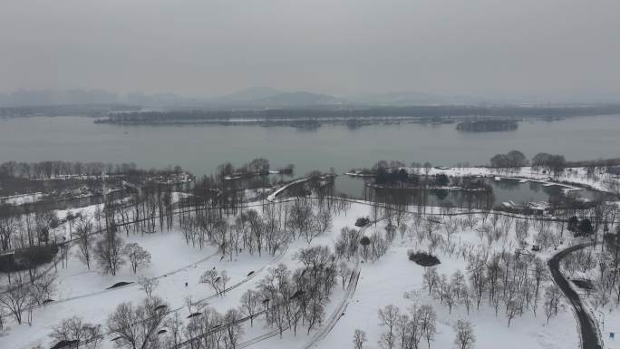 航拍襄阳汉江月亮湾湿地公园冬天雪景风光