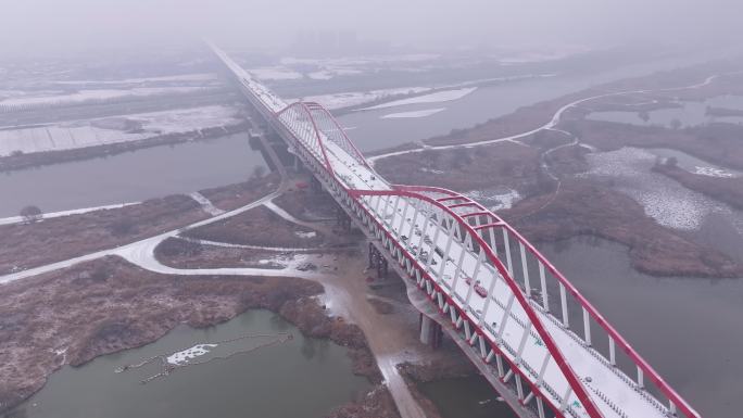 西安市10号公轨地铁车辆共用轨道大桥雪景