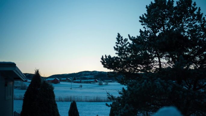 冬日夕阳下的乡村景色。间隔拍摄