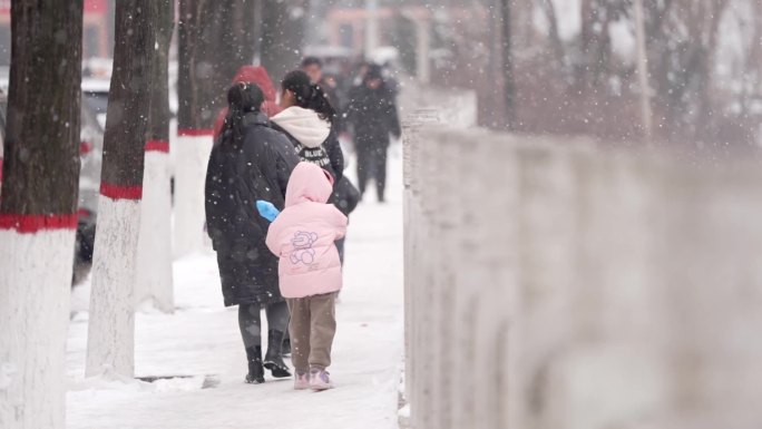 下雪行人