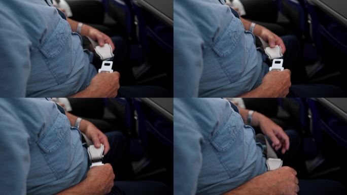 老人在飞机上系安全带