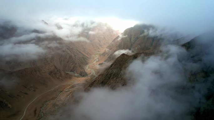 昆仑山河谷