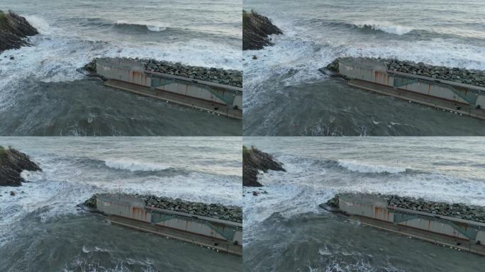 海浪通过被码头拦阻的狭窄通道进入热那亚港。