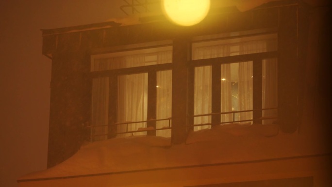 节日的花环灯反射在一座居民楼的玻璃窗上