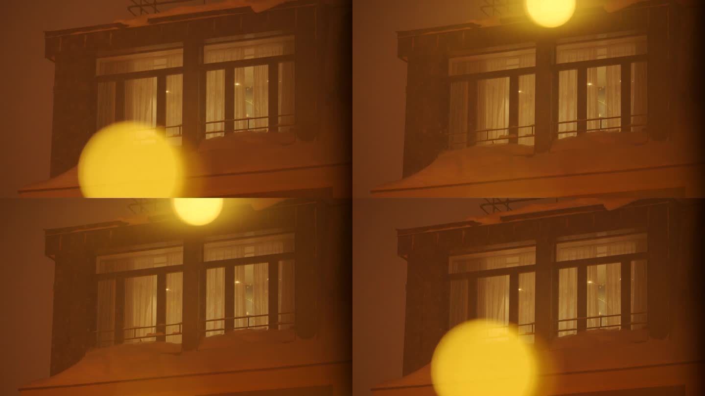 节日的花环灯反射在一座居民楼的玻璃窗上