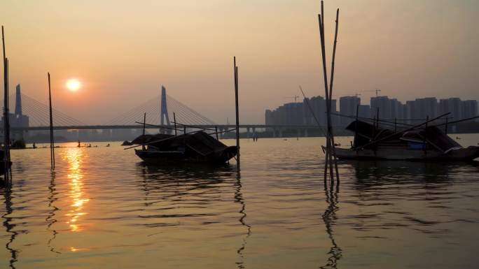 夕阳城市江水和渔船