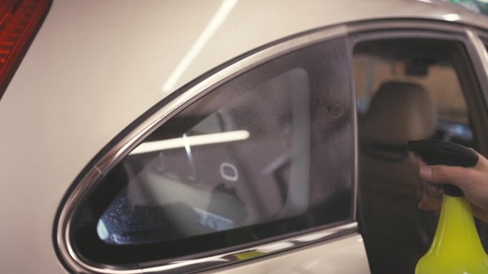 工人专家在车间车窗上涂上彩纸，汽车车窗彩绘服务视频