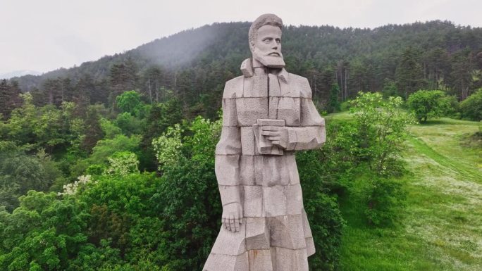 纪念纪念碑Hristo Botev保加利亚民族英雄，诗人，革命者位于保加利亚Kalofer，空中4K