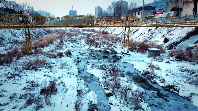 结冰的河流小溪、冬天河道航拍