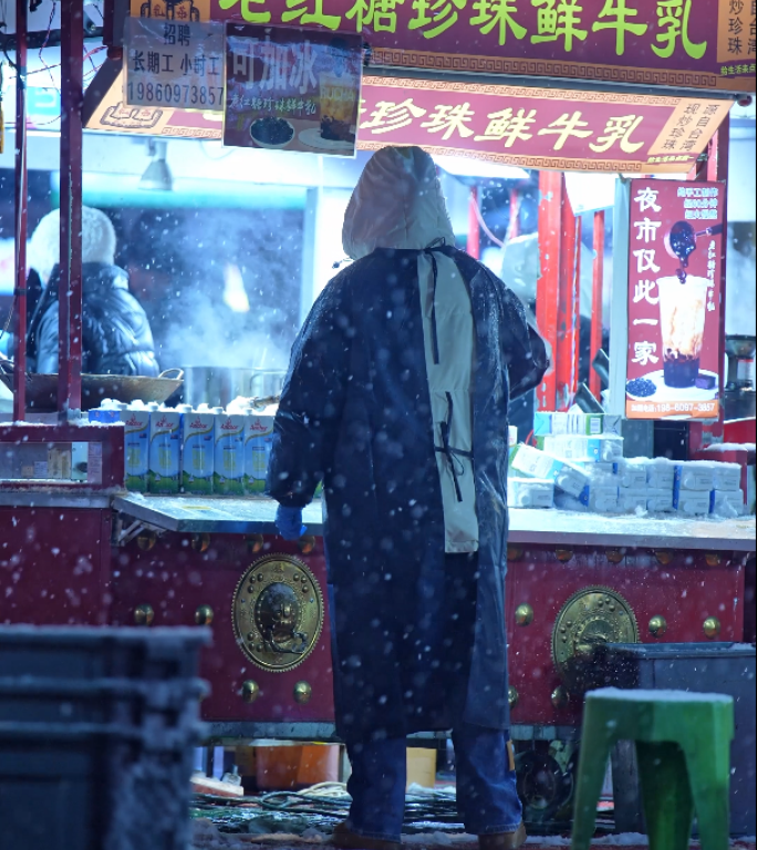 青岛夜晚下雪升格拍摄4K竖屏
