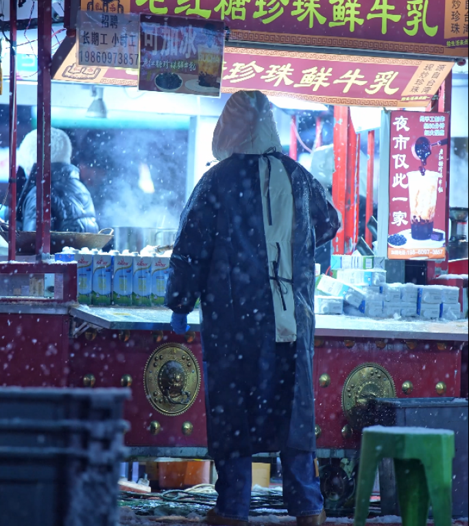 城市夜晚下雪雪景4K竖屏