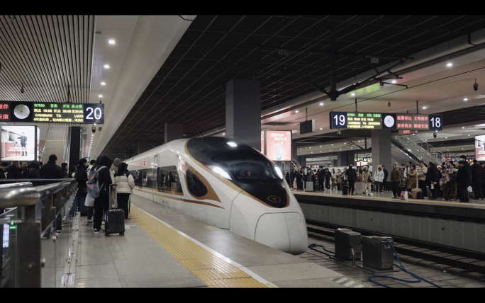 4K 春运高铁火车进站人流候车返乡旅途