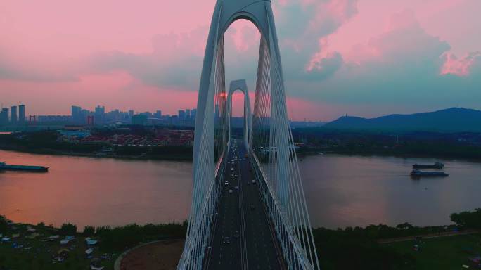傍晚的南宁青山大桥在夕阳和晚霞中特别美