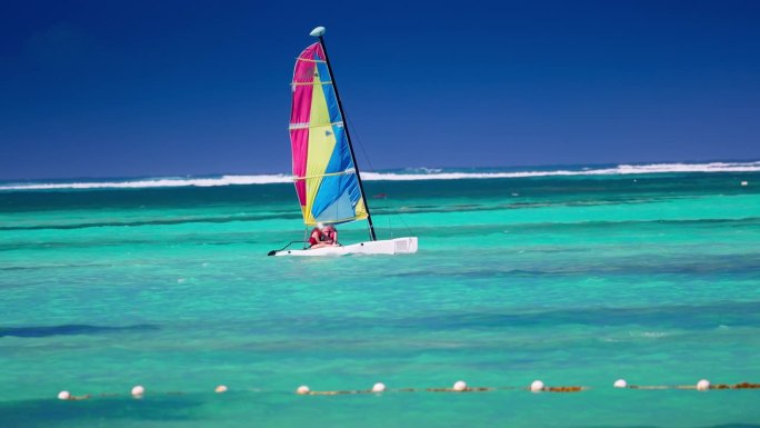 人们航行与双体帆船在加勒比海，热带度假4k视频