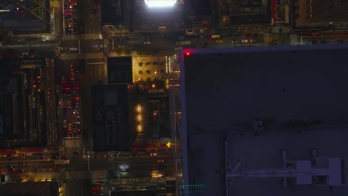4k鸟瞰曼哈顿耀眼的街灯。