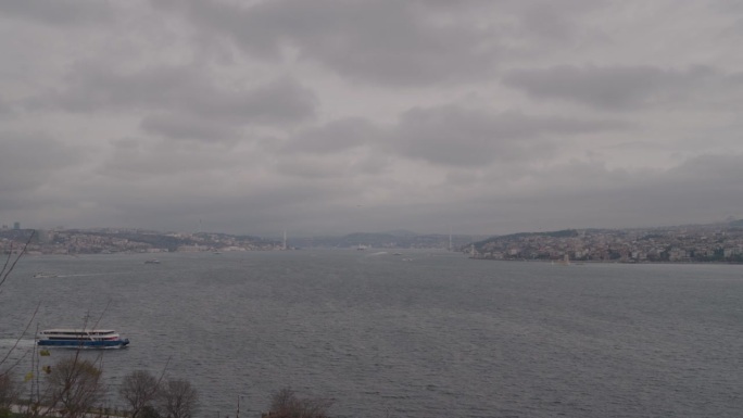 从土耳其伊斯坦布尔的托普卡皮宫俯瞰博斯普鲁斯海峡和金角
