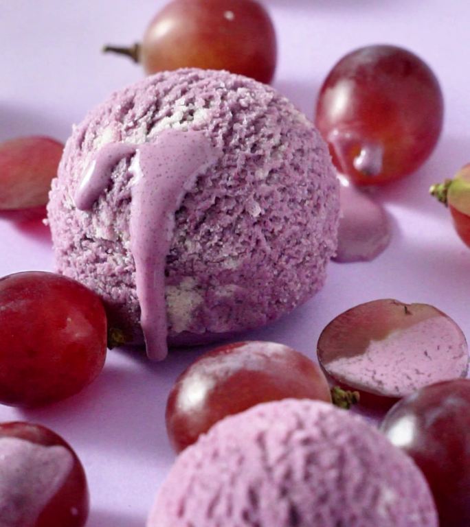 紫葡萄味冰淇淋球广告