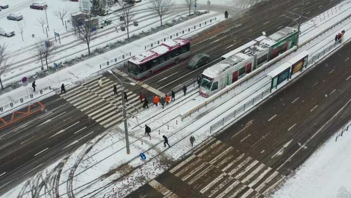 航拍雪天大连火车站除雪铲雪环卫