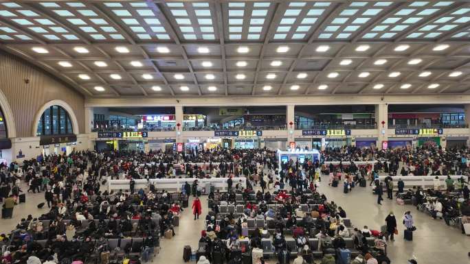 延时拍摄拥挤的汉口火车站候车大厅