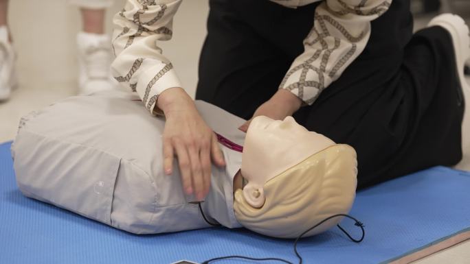 胸外按压心肺复苏AED急救抢救培训合集