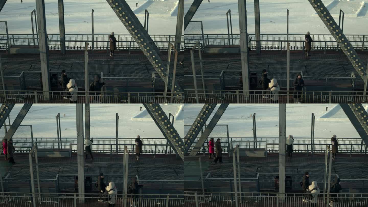 哈尔滨冬季冰面上松花江铁路大桥