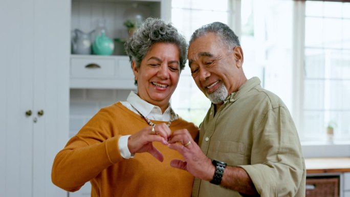 幸福的夫妻，面对和家庭有爱的标志，信任和长辈在婚姻中有承诺。成熟的男人，女人和退休的肖像一起关心和尊