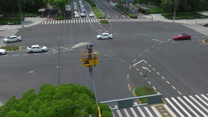 现代城市十字路口路灯安装维修