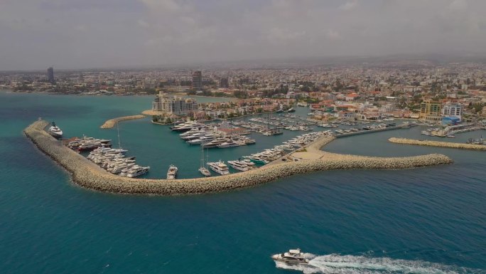 利马索尔。塞浦路斯。码头与船只的俯视图。
