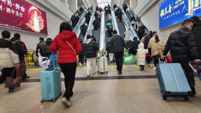人数众多的旅客搭乘手扶电梯