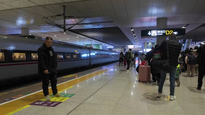 旅客抵达火车站
